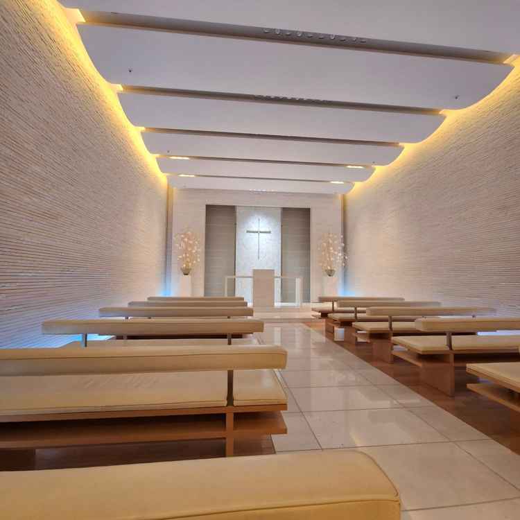 チャペル。自然光を取り入れた会場で、パイプオルガンが後ろについている