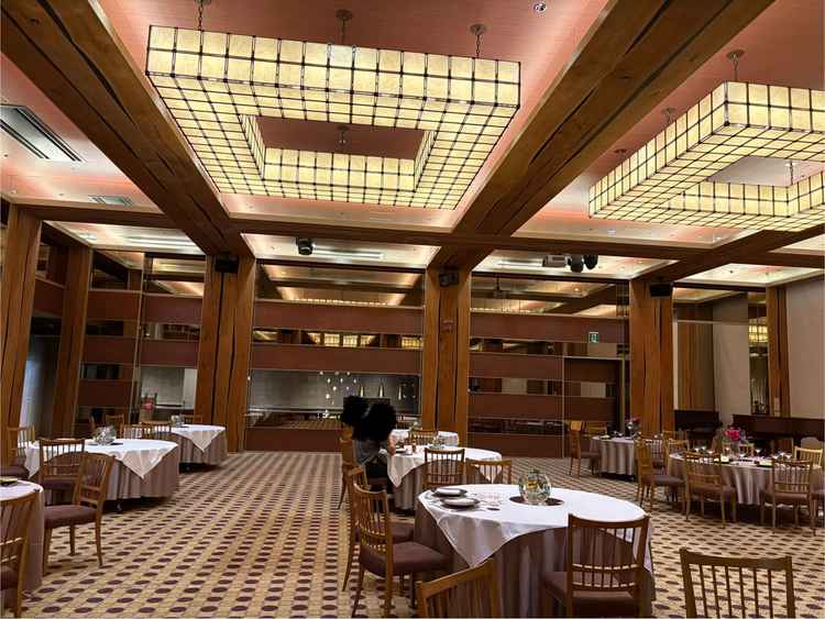 和モダンの雰囲気の披露宴会場。オープンキッチンもあり、憧れの空間。