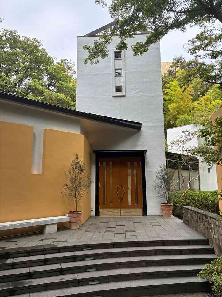 チャペルの外観です。ここでフラワーシャワーやブーケトスのイベントもできるようです。