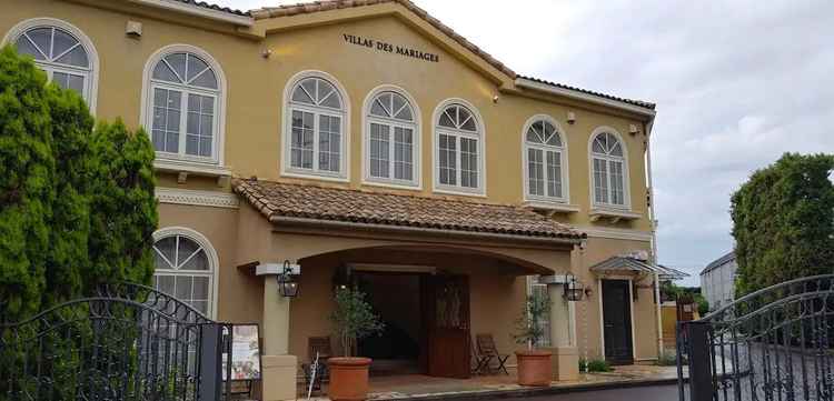 外から見た外観です。可愛らしくお菓子屋さんとかレストランをイメージしてしまうほど。