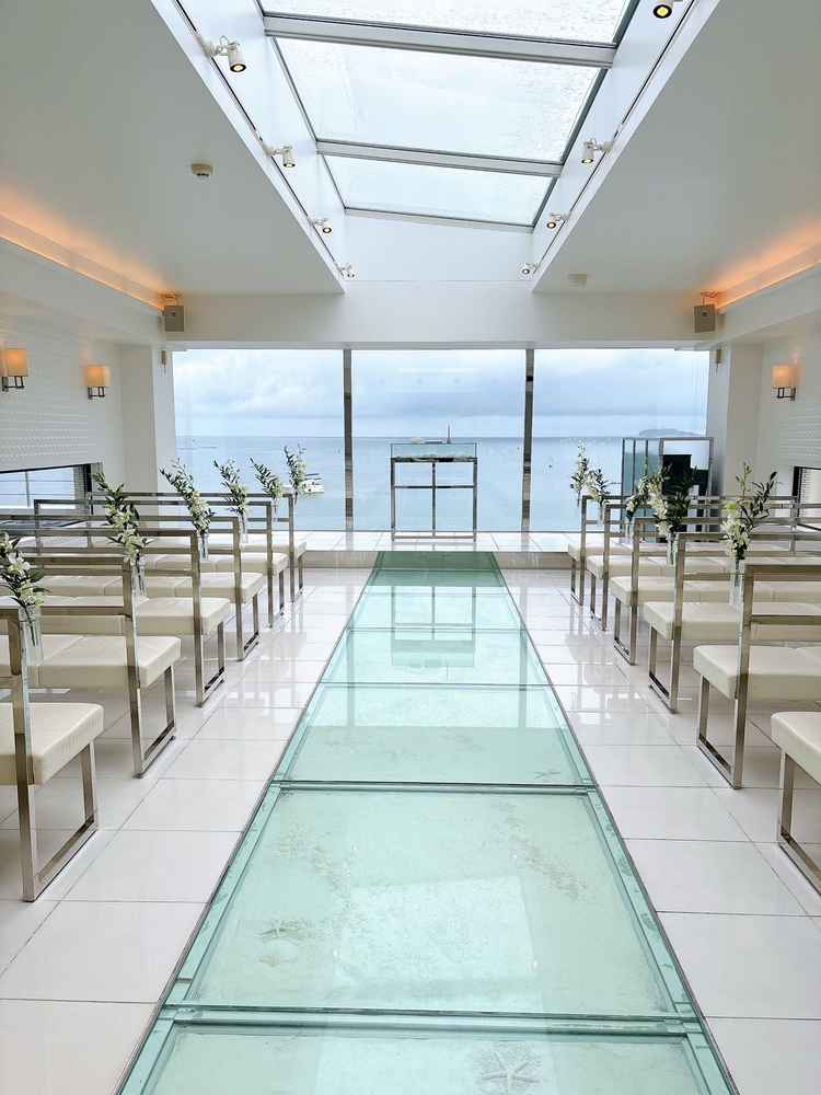 チャペルの写真です。曇天でしたが光が入ってきているので明るいです。