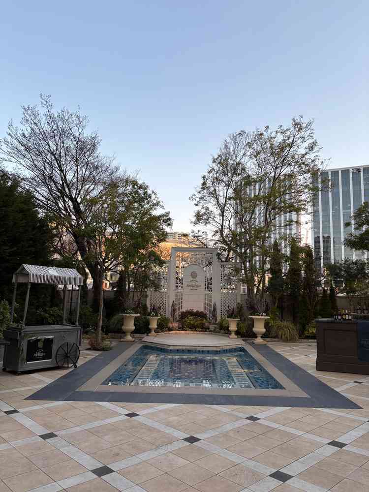 披露宴会場にはテラスが隣接していて好きな時に外に出れるのがいいと思いました。