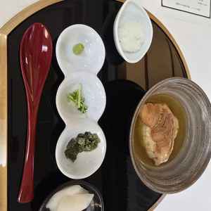 最後は鯛茶漬けが出る。出汁も鯛も非常に美味だった。