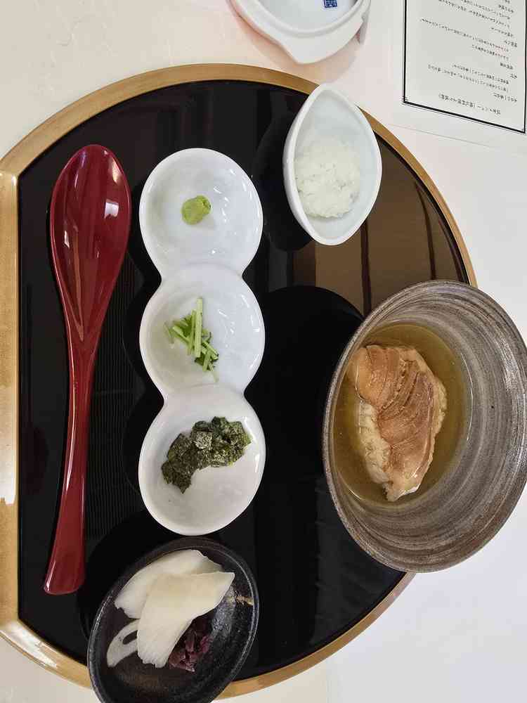 最後は鯛茶漬けが出る。出汁も鯛も非常に美味だった。