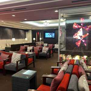 挙式後の待合室でバーのような雰囲気があり、広々していて過ごしやすそうでした。