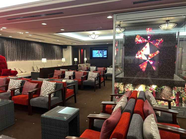 挙式後の待合室でバーのような雰囲気があり、広々していて過ごしやすそうでした。