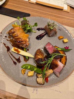 試食の一皿。アレルギーに対応してくれました。アートがとても鮮やかで一つ一つにこだわりを感じました。