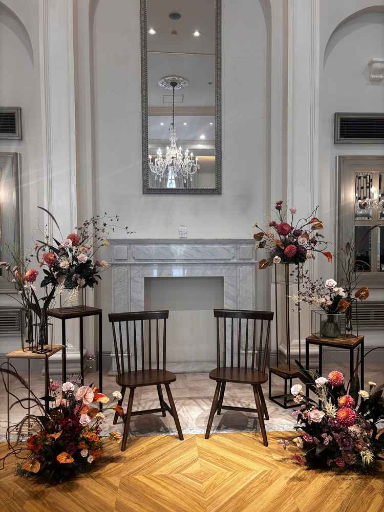 披露宴会場の新郎新婦の席