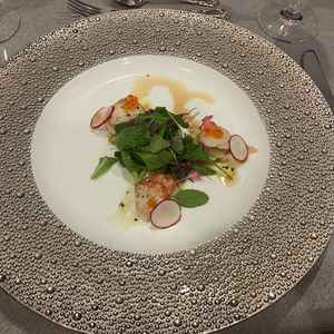 お料理の一つ。お皿のデザインから食材を活かしたお料理。食べやすかったです。