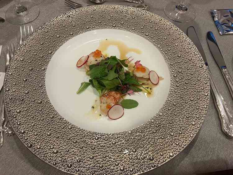 お料理の一つ。お皿のデザインから食材を活かしたお料理。食べやすかったです。