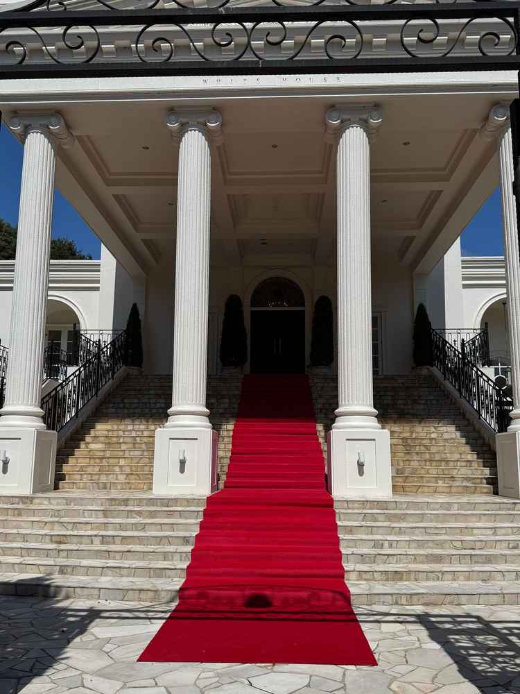 外の大階段が通りから見えていて素敵でした