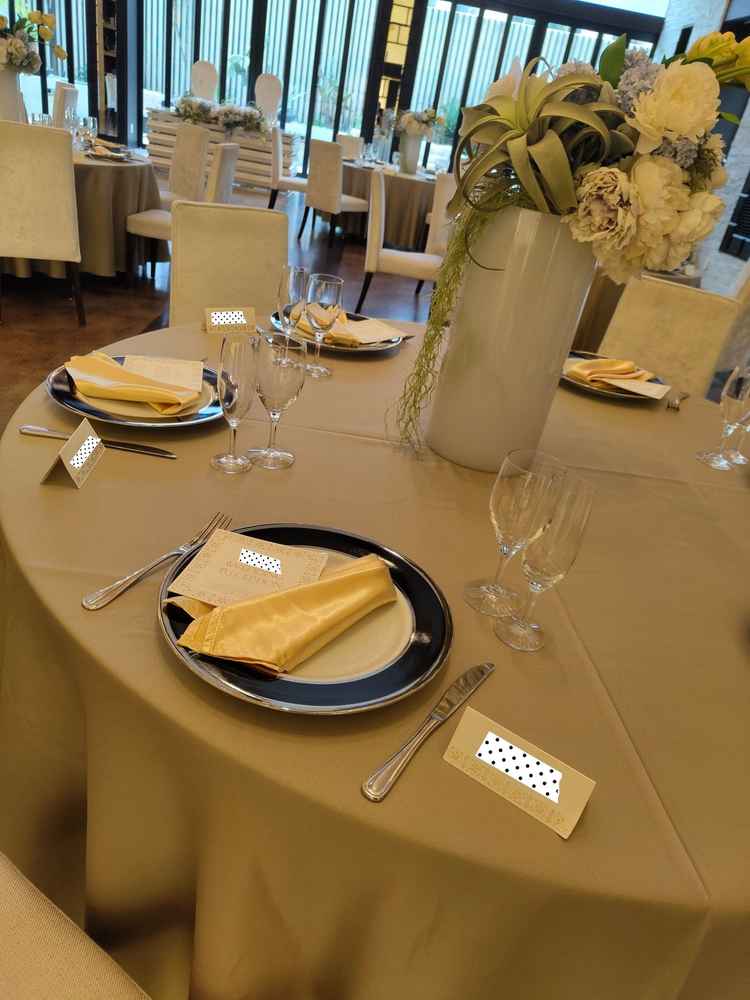 披露宴会場。開放感ある正方形の空間で60名ほどのゲスト数だと動線も十分確保出来そうでした。