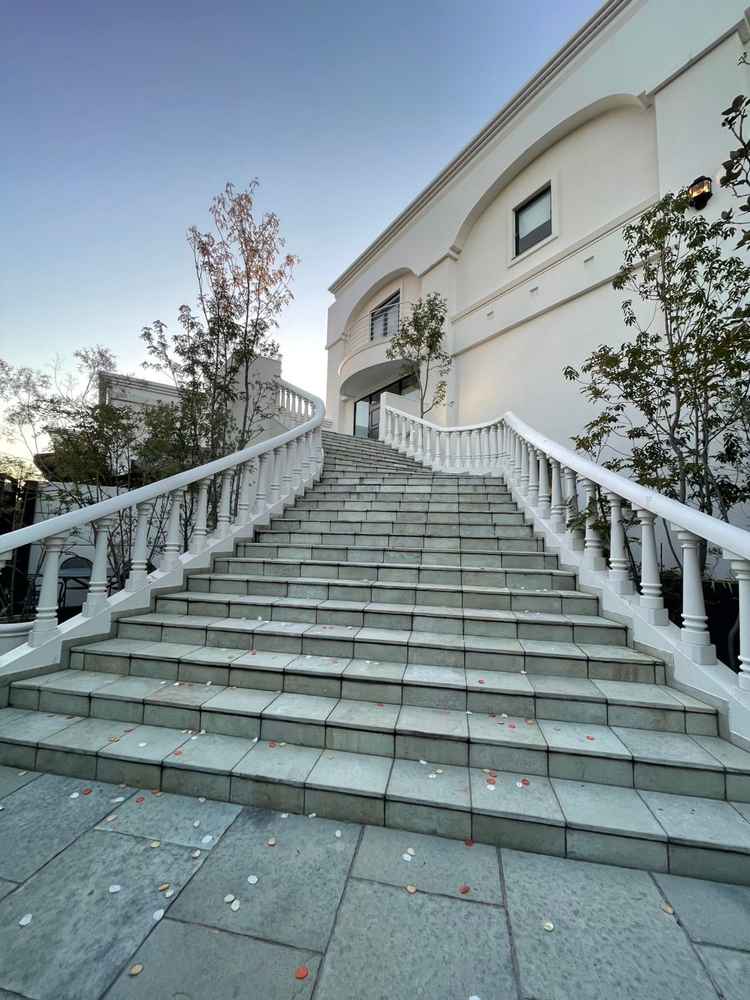 開放感があり、フラワーシャワーなどの演出が映えそうだと感じました。