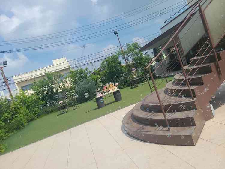 ガーデン。階段の上から登場もできます。