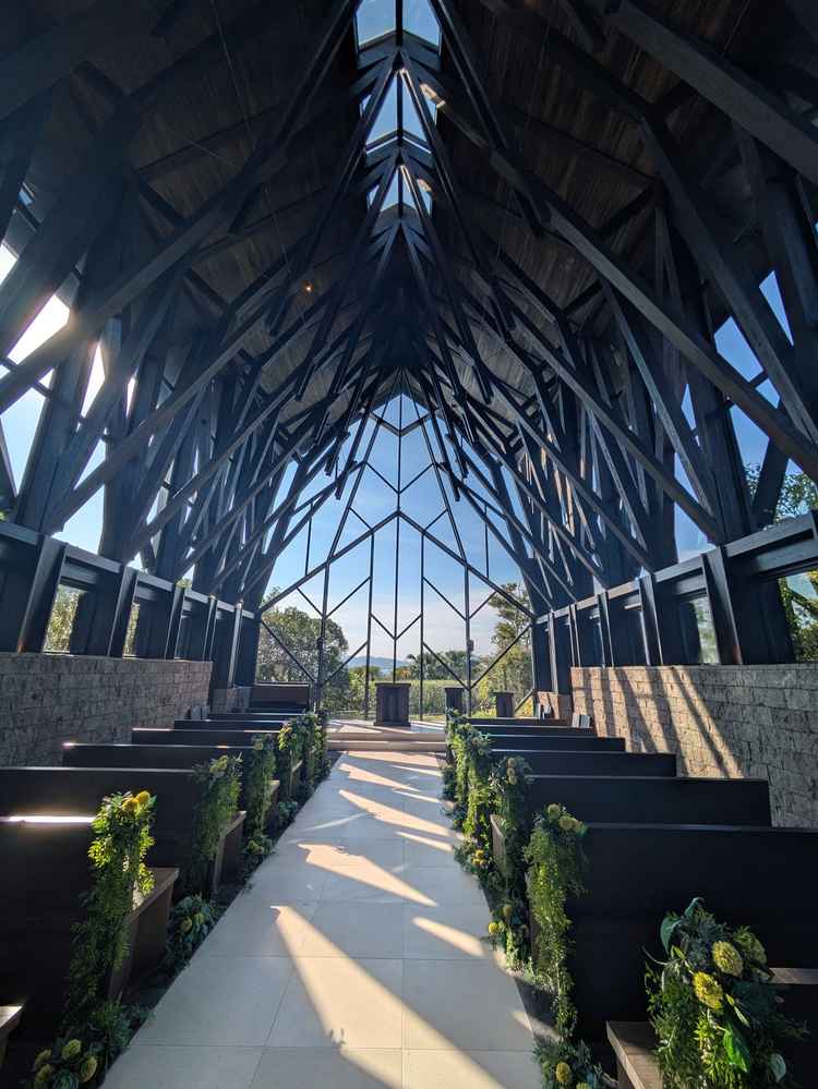 挙式会場。木の香りがしていて開放的な感じで良かったです。