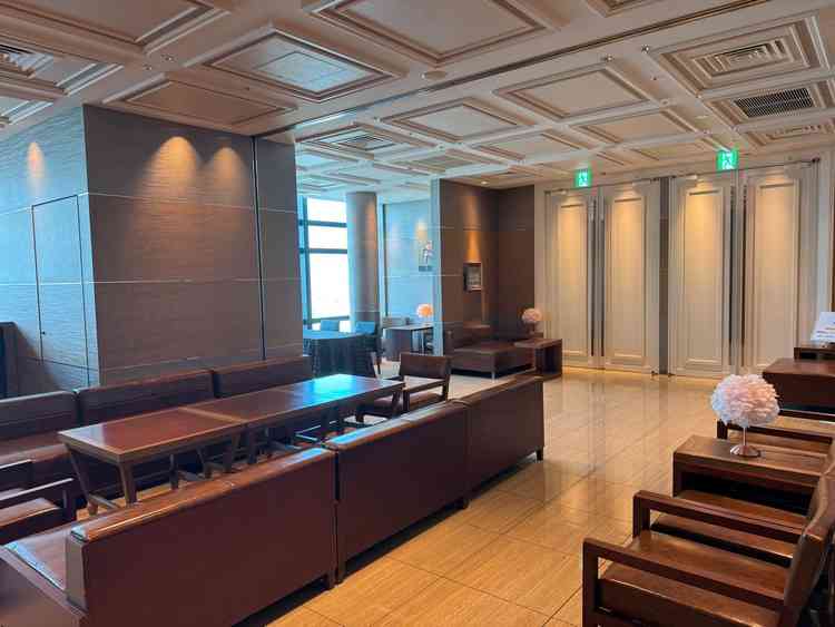 待合室を入り口から撮った写真。写真には写ってないが、スカイツリーが窓から見えた。