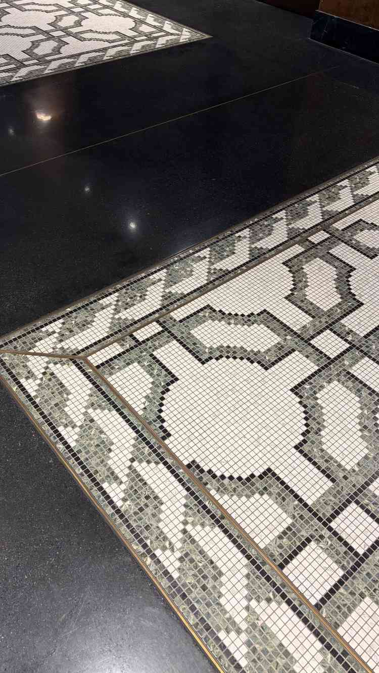 ロビーのタイルも素敵でした