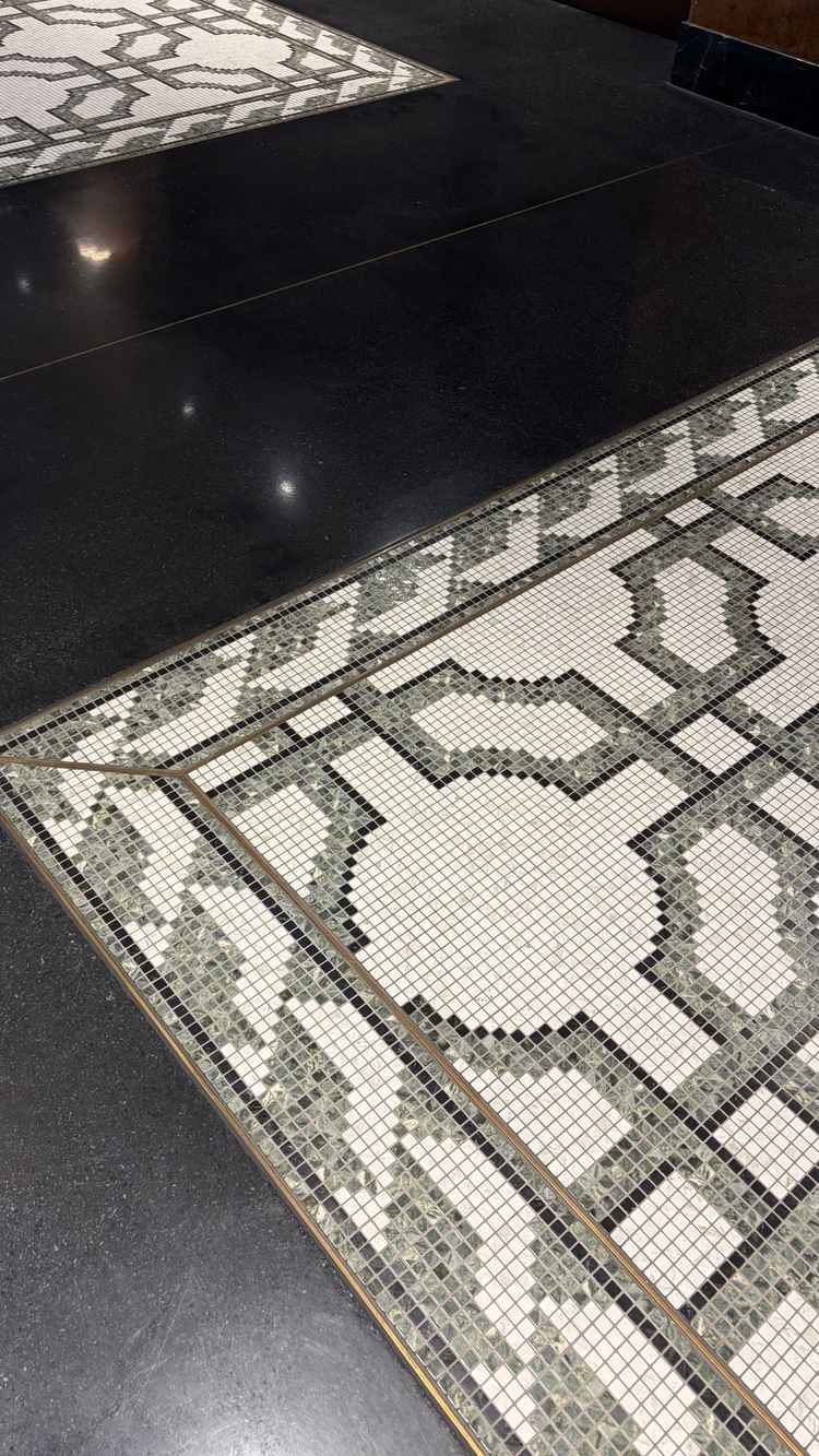 ロビーのタイルも素敵でした