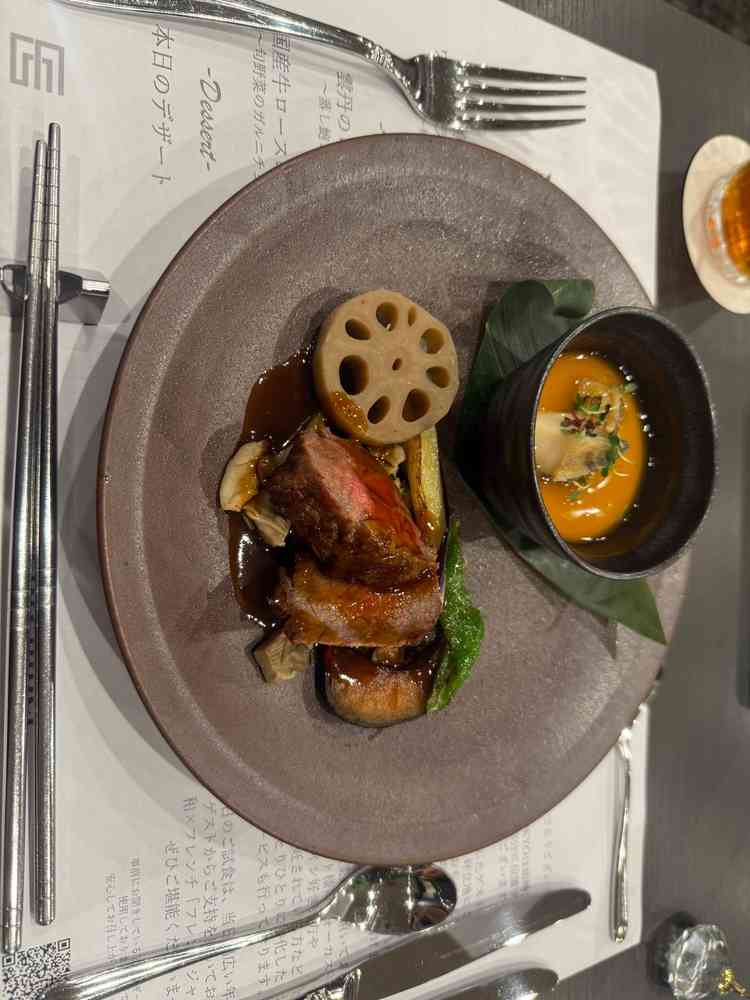 試食。お箸で食べられるのがいいなと思いました。写真上のウニとアワビの茶碗蒸しがとてもおいしかったです
