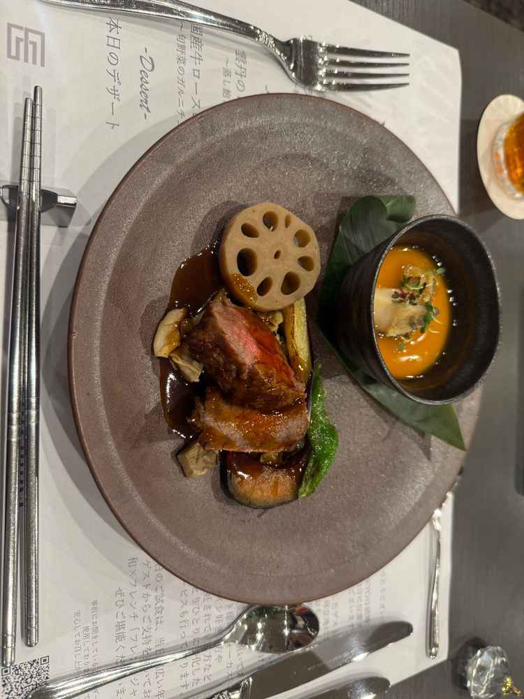 試食。お箸で食べられるのがいいなと思いました。写真上のウニとアワビの茶碗蒸しがとてもおいしかったです