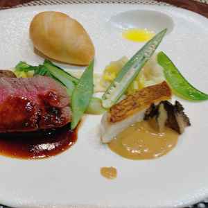 試食会のメインディッシュのお肉とお魚。彩り良い野菜も添えられていてとても美味しかったです。