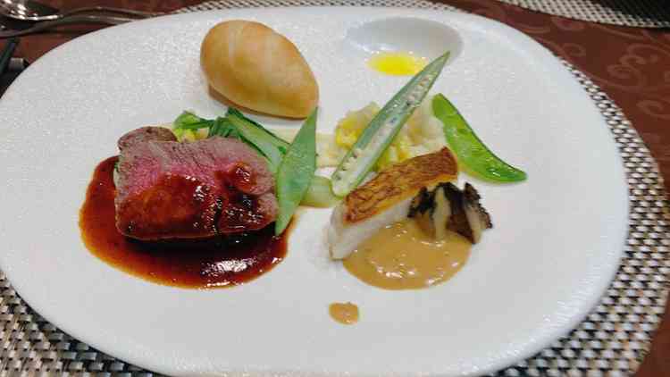 試食会のメインディッシュのお肉とお魚。彩り良い野菜も添えられていてとても美味しかったです。