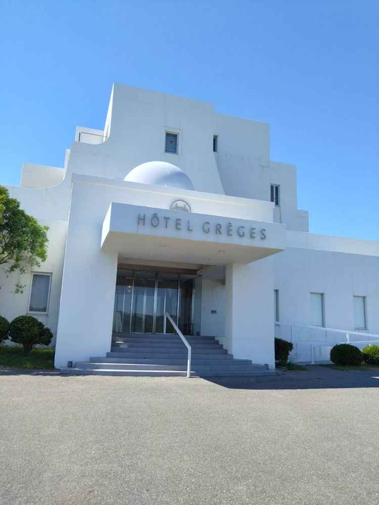 オテルグレージュ様の外観です！駐車場から海が広がりとても綺麗で建物もお城のような外観でしたれ！