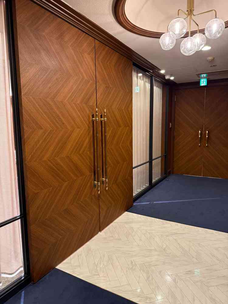 チャペル前の重厚感のあるダークブラウンの扉