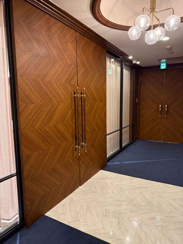 チャペル前の重厚感のあるダークブラウンの扉