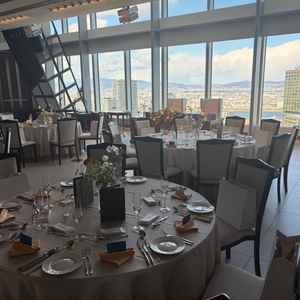 披露宴会場は2パターン。ブラウン基調の落ち着いた会場