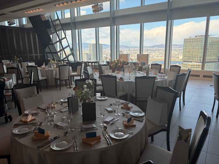 披露宴会場は2パターン。ブラウン基調の落ち着いた会場