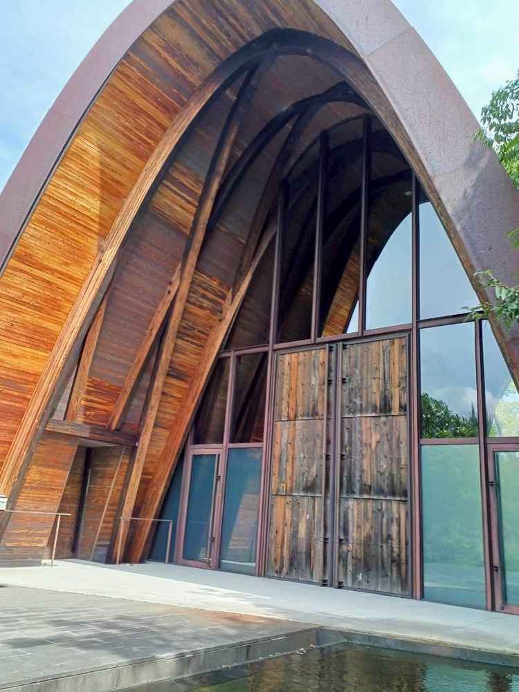 チャペル外見です。約8mあるそうですが20mくらいあるかと感じるほどインパクトがあって好印象でした。