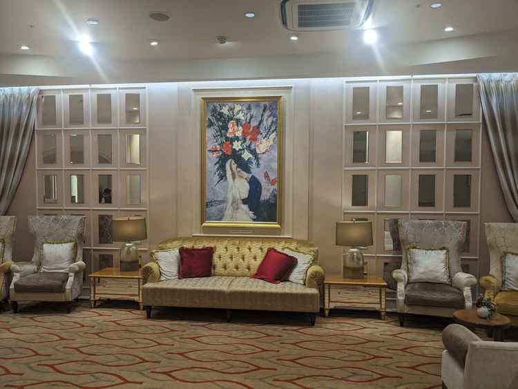 挙式前のゲストの待機場所には、たくさんのソファや写真を撮るスポットがありました。