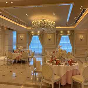 披露宴会場。二つともどちらも白基調でコーディネート次第で雰囲気が変わりそう。