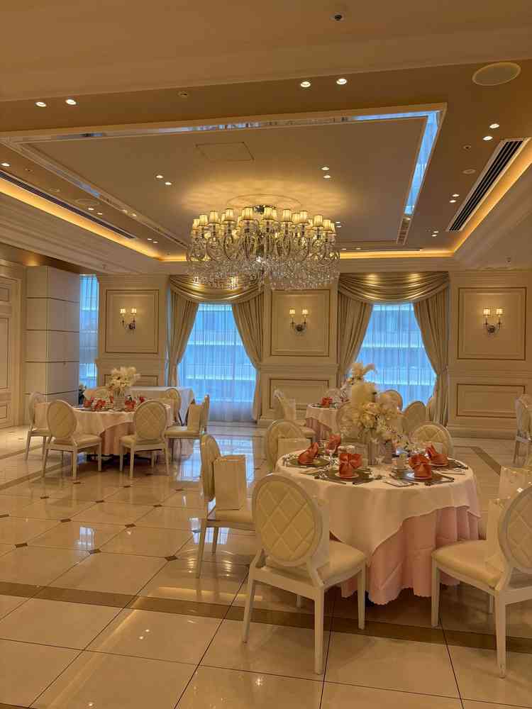 披露宴会場。二つともどちらも白基調でコーディネート次第で雰囲気が変わりそう。