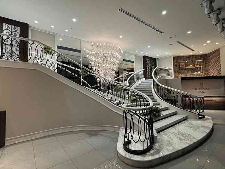 ちょうどいい高さの両階段がある披露宴会場。光の演出等もできるとのことで、想像が膨らみました。