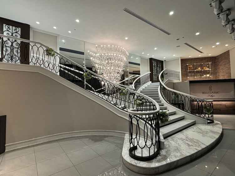 ちょうどいい高さの両階段がある披露宴会場。光の演出等もできるとのことで、想像が膨らみました。