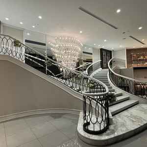 ちょうどいい高さの両階段がある披露宴会場。光の演出等もできるとのことで、想像が膨らみました。