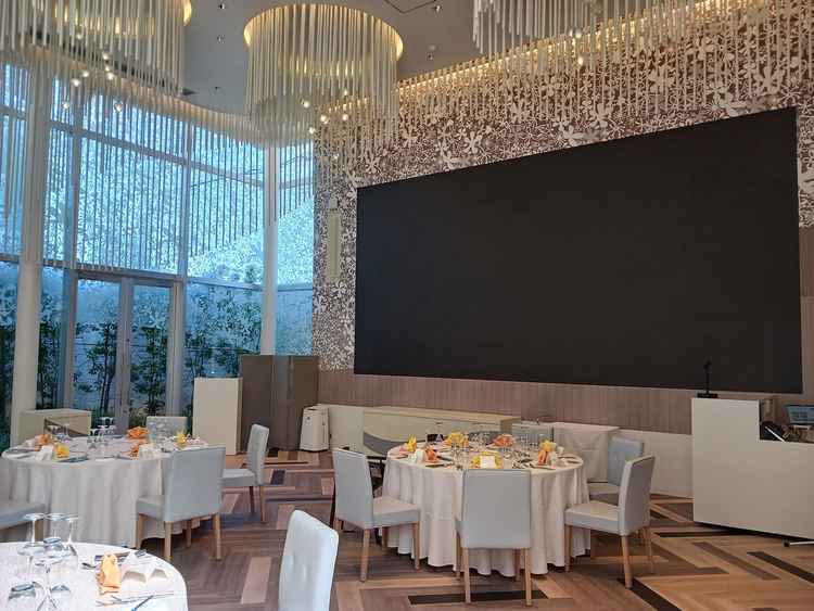 披露宴会場には巨大なスクーリーンがあり、思い出のムービーを大画面で映し出すことができます。