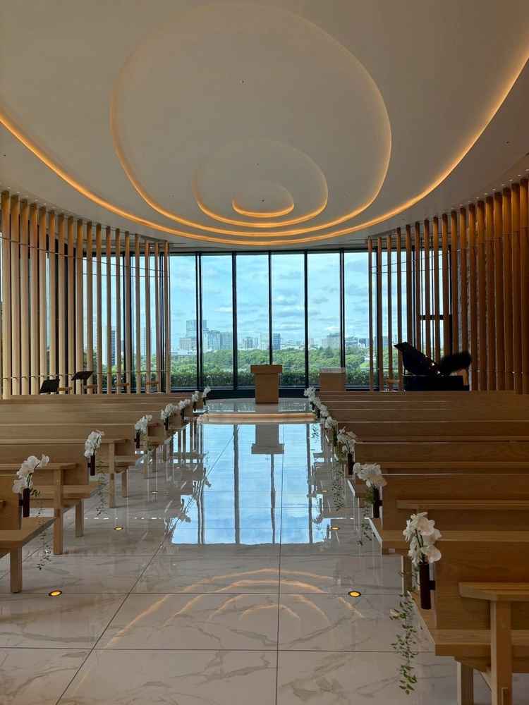 チャペル。カーテンが開くと皇居方面に広がる眺望。