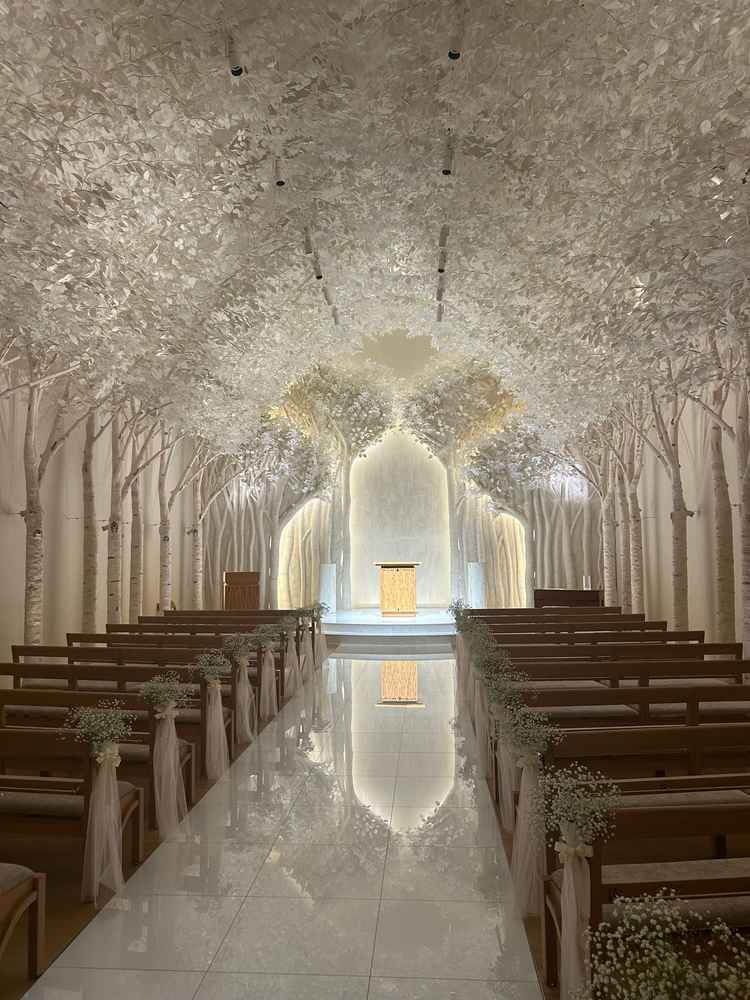 チャペルの写真。森の中にいるような感じで、照明によって雰囲気も変わるところが素敵。