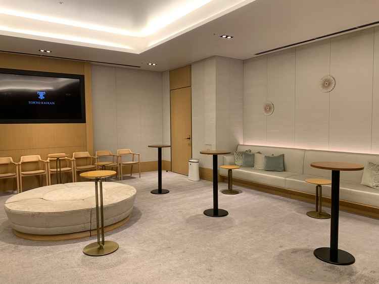 挙式前の参列者待合室。全員は座れないけど、自分たちの参列客専用で、安心。