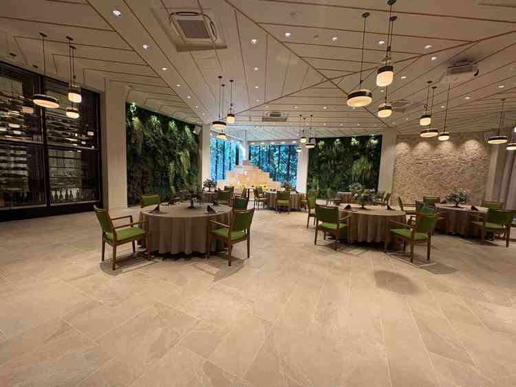 披露宴会場ジーズ。ガーデンが併設されており、自然を感じられる会場だった