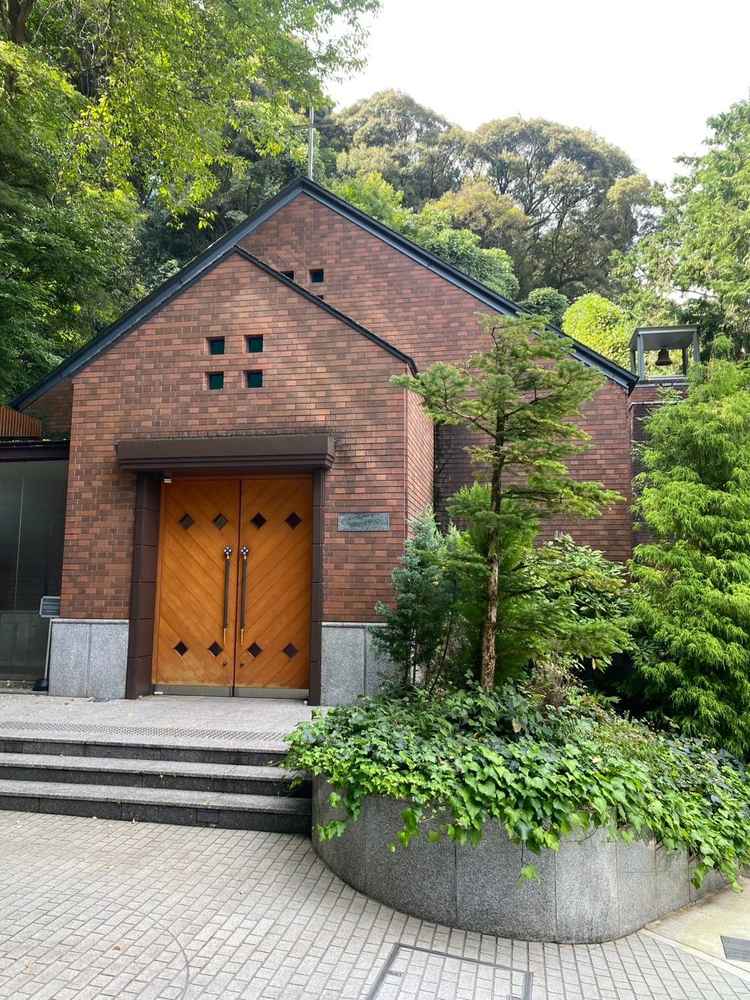 自然に囲まれたレンガ造りのチャペル外観