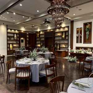 エントランスと同様のホワイト×ブラウンの披露宴会場。緑が映える空間になっています。