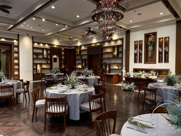 エントランスと同様のホワイト×ブラウンの披露宴会場。緑が映える空間になっています。