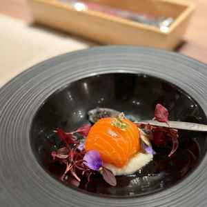 試食会に出た前菜のお料理です。スプーンにはキャビアが添えてあって一品目から高級感が伝わる料理でした。