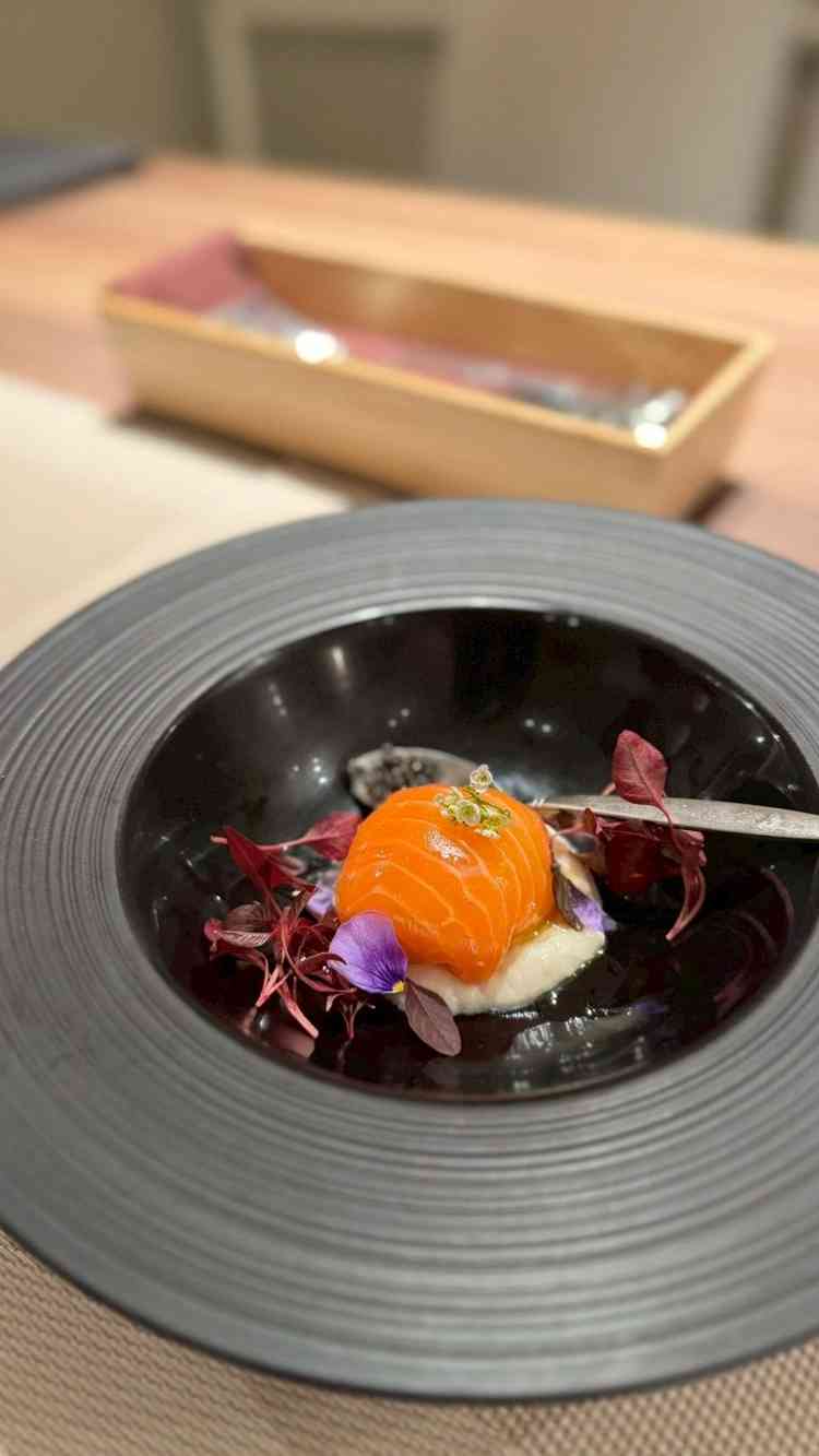 試食会に出た前菜のお料理です。スプーンにはキャビアが添えてあって一品目から高級感が伝わる料理でした。