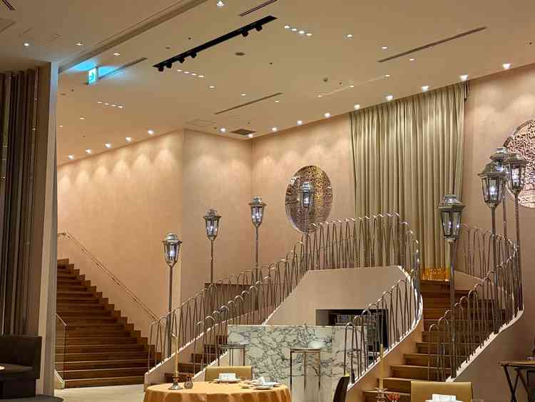 階段上からの入場が可能でスポットライトもあり。新郎新婦で降りても良し、両親と降りても良し！