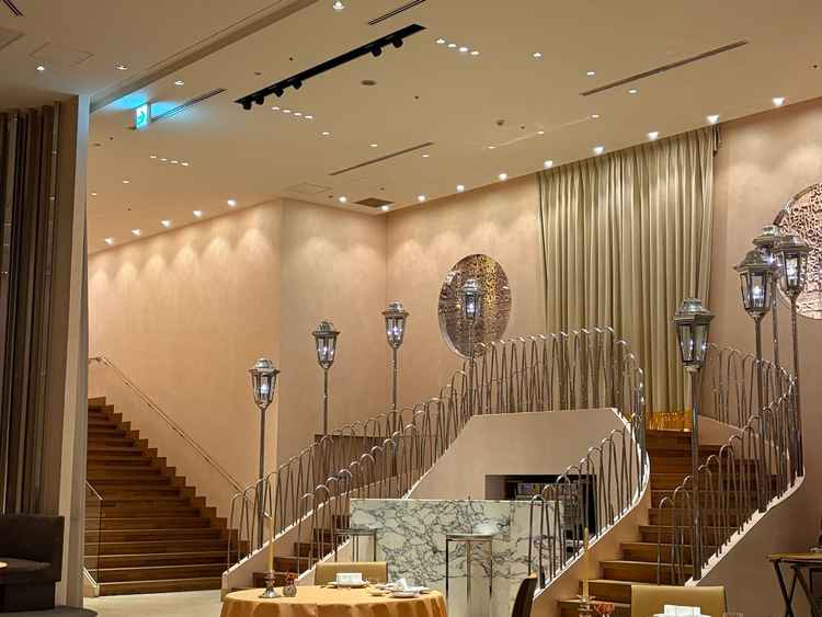 階段上からの入場が可能でスポットライトもあり。新郎新婦で降りても良し、両親と降りても良し！